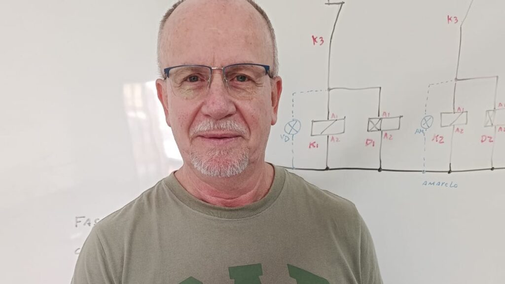 Professor explicando diagrama de comandos elÃ©tricos no quadro na Escola Piping