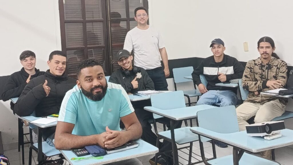 Alunos em aula de desenho tÃ©cnico mecÃ¢nico na Escola Piping