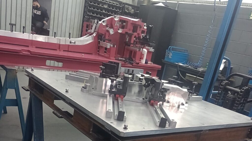 Bancada de manutenção industrial com equipamento hidráulico montado em estrutura metálica