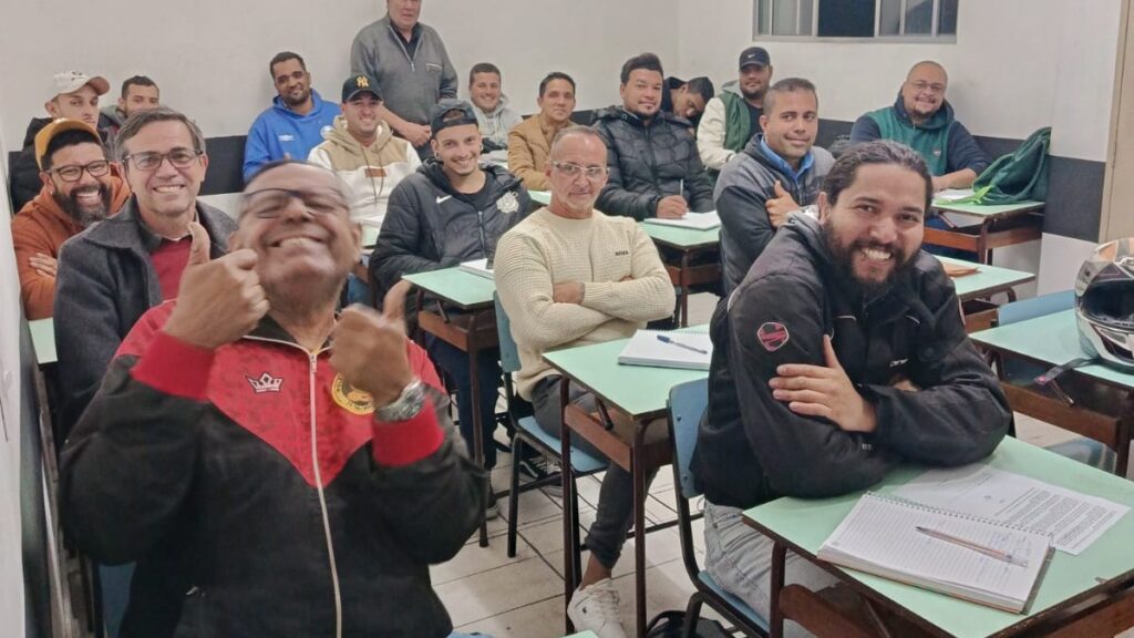 Turma em aula teórica na Escola Piping, alunos sentados em carteiras durante treinamento